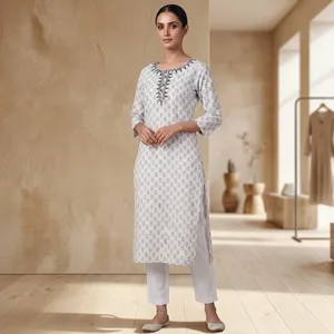 Robe d'été décontractée pour femme en popeline bleu clair brodée en coton, col rond, manches raglan, tissu respirant et léger - Product Image 3