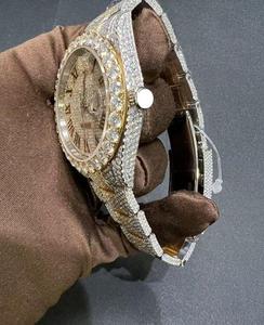 Montre-bracelet de luxe pour homme, classique, ronde, en acier inoxydable, avec aiguilles entièrement serties de diamants, cadran à chiffres romains, mouvement ETA, accents dorés - Product Image 3