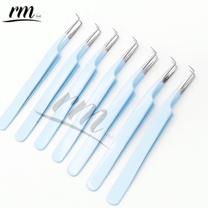 Pinzas para Pestañas RMI de Alta Calidad con Logotipo Personalizado, de Acero Inoxidable, Curvadas a 90 Grados, con Punta Plateada, Duraderas, con Recubrimiento en Polvo Azul Cielo - Product Image 1