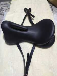 Sillín sintético rosa duradero y resistente |   Fibra de cuero PU ligera y suave con herrajes niquelados para entrenamiento ecuestre - Product Image 5