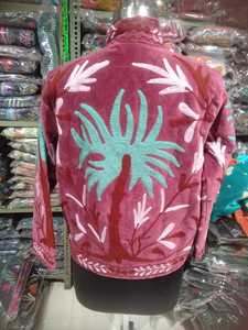 เสื้อแจ็คเก็ตกำมะหยี่ปักลายโบโฮสำหรับผู้หญิง ลายดอกไม้ซูซานี งานฝีมืออินเดีย เสื้อโค้ทฤดูหนาวสไตล์วินเทจขายส่ง เสื้อคลุมสไตล์ชนเผ่าอินเดีย - Product Image 2