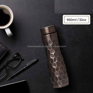 Botella de agua de cobre martillado puro Premium Diseño de metal elegante Acabado trasero Vasos de cobre de alta calidad - Product Image 1