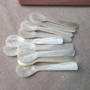 Cuillère à caviar en nacre écologique, artisanale, de type 1, pour la restauration gastronomique et les cadeaux, taille et couleur personnalisables - Product Image 1