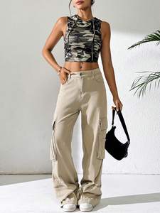 Très demandé : Haut court pour femme à capuche sans manches, coupe ajustée avec cordon de serrage, motif camouflage personnalisé, style utilitaire estival - Product Image 5