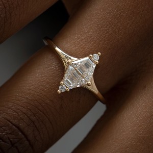 Bague de fiançailles en moissanite taille baguette conique VVS Diam, monture à griffes en argent S-925, bijoux géométriques classiques pour femme, troisième modèle - Product Image 5