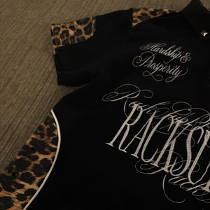 Polo de algodón de alta calidad con corte holgado, bordado, ojales y estampado de leopardo, sin impuestos en EE. UU. - Product Image 3