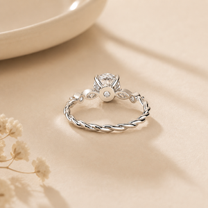 Anillo de Compromiso con Banda Trenzada y Diamante Moissanite de Corte Redondo de 2 CTW en Oro Blanco |   Elegante Anillo de Compromiso Solitario para Mujer - Product Image 2