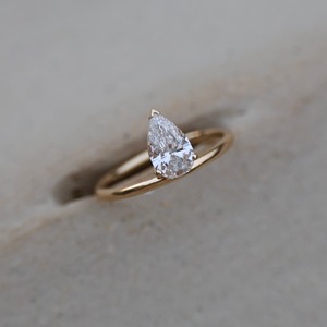 Bague de fiançailles et de mariage pour femme en or jaune 14 carats avec diamant de laboratoire taille poire en forme de larme 1 carat, sertie en panier flottant - Product Image 4