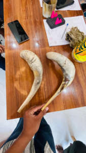 Shofar en corne de bélier fait main de qualité supérieure 2024, motif ange sculpté, étanche, taille personnalisable, art israélien, objet de collection - Product Image 3