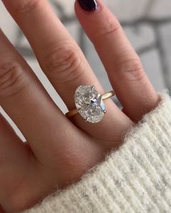 Anillo de compromiso de dos tonos con halo oculto y diamante cultivado en laboratorio de corte ovalado de 5 quilates, certificado por IGI. - Product Image 1