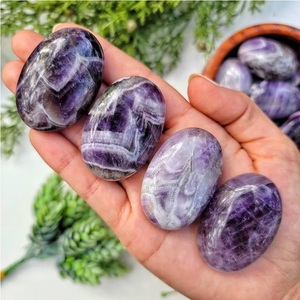 Pierre de palmier ovale en améthyste chevron naturelle, polie à la main, cristal violet de guérison, pierre précieuse pour la méditation, la reiki, l'énergie des chakras et la décoration - Product Image 4