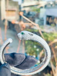 Brazalete Premium con Cabeza de Pantera y Diamantes, Ojos Verdes, Totalmente Cubierto de Diamantes, Diseño Animal en Oro Blanco, Joyería Hip Hop Brillante - Product Image 3