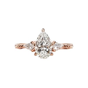 Anillo de compromiso de diamante cultivado en laboratorio de 1 quilate con corte de pera y piedras laterales de 0.27 quilates, clásico, de oro macizo de 10K, 14K o 18K, joyería fina. - Product Image 3