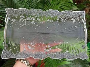 Plateau de service en résine sur mesure avec une belle poignée en métal doré, compatible lave-vaisselle et pliable, pour une utilisation moderne à la maison et sur la table à manger - Product Image 5