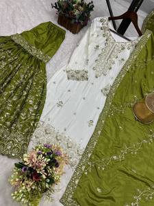 Presentamos la nueva colección de Salwar Kameez pakistaníes listos para usar, con bordados y lentejuelas, top, sharara y dupatta para ocasiones de boda. - Product Image 5