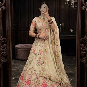 Conjunto de Lehenga Choli de georgette sintética de diseñador con bordados, lentejuelas y trabajo de corte es un conjunto étnico impresionante diseñado para bodas. - Product Image 4