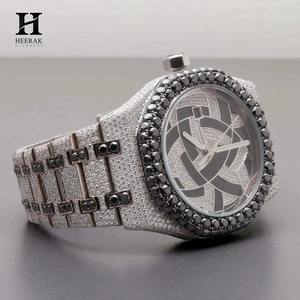 Reloj de Lujo para Hombre con Diamantes Cultivados en Laboratorio en Blanco y Negro - Reloj de Diseño Personalizado por Heerak Diamonds - Product Image 3