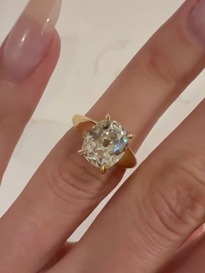 Bague en diamant de laboratoire taille coussin de 2,5 carats, provenant de mines anciennes, en or jaune 14 carats, avec large alliance, certifiée IGI. - Product Image 5