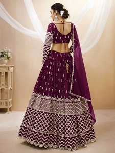 Ensemble lehenga violet à sequins avec haut court à col en V, manches longues, robe de demoiselle d'honneur longue à la taille et coupe évasée - Product Image 3