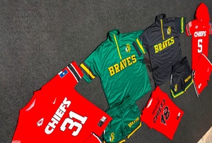 Conjunto de uniforme de fútbol americano personalizado con camiseta de compresión, jersey con cremallera de un cuarto y pantalones cortos - Product Image 3
