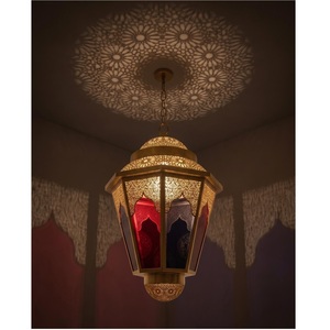 Lanterne suspendue hexagonale en laiton marocain élégante avec panneaux en verre rouge et découpes géométriques pour événements champêtres et décoration suspendue - Product Image 1