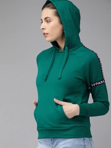 Sudadera con capucha verde para mujer con estampado de letras en la manga y diseño de bolsillo, tejido transpirable de algodón para otoño. - Product Image 5
