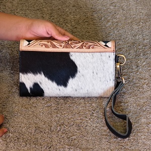 กระเป๋าคลัทช์หนังวีนัส ดีไซน์หรูหรา แกะสลักด้วยมือจากหนังวัวแท้ พร้อมสายคล้องมือ ป้องกัน RFID ความจุขนาดใหญ่ ปิดด้วยกระดุม - Product Image 2