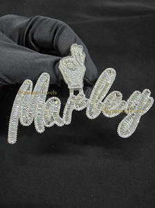 จี้เพชรโมอิสซาไนต์ทรงบาแกตต์แบบคลาสสิก ปรับแต่งได้ ตัวอักษรภาษาอังกฤษ ชื่อสั้น ตัวอักษรภาษาไทย  ประดับเพชร  วัสดุเงินแท้ 925  ของขวัญวันครบรอบ - Product Image 2