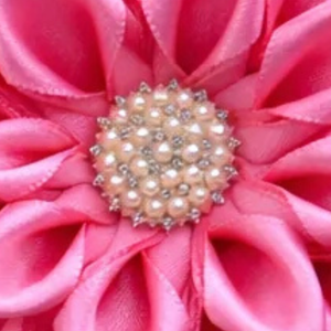 Broche de Flores con Patrón Rosa y Verde, Elegante Pin Floral para Ropa de Mujer, Accesorio de Moda con Pétalos de Tela Únicos - Product Image 4