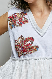 Haut sans manches à volants avec patch floral POL et détails à bords bruts - Product Image 5