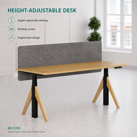 Bureau de travail moderne réglable en hauteur avec plateau en bois grainé, écran d'intimité gris et base inclinée