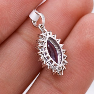 Vente en gros de pendentifs en or blanc massif 18 carats avec halo de diamants et tanzanite naturelle de forme marquise, bijoux fins, Memoria Jewels - Product Image 3