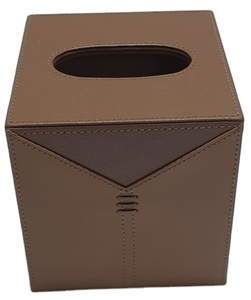 Boîte à mouchoirs artisanale en simili cuir - Product Image 1