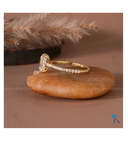 Magnifique bague de fiançailles en or 18 carats avec diamant taille émeraude et bande pavée pour femme, bijoux fins, design de bijoux personnalisé - Product Image 3