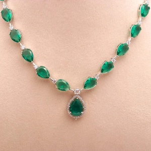 Collar con Piedra Verde de Corte Pera y Diamantes Blancos CZ, Chapado en Oro Blanco de 18K, con Aretes y Cadena Ajustable, Joyería para Mujer - Product Image 2