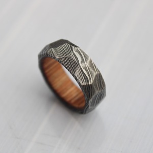 Bague artisanale vintage en acier Damas avec incrustation en bois de fût de whisky facetté, certifiée par un tiers, pour fiançailles et mariage - Product Image 2