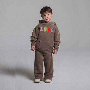 Ensemble de survêtement décontracté marron à capuche pour garçons avec logo coloré imprimé, manches longues, coupe ample, tenue d'automne pour enfants - Product Image 1