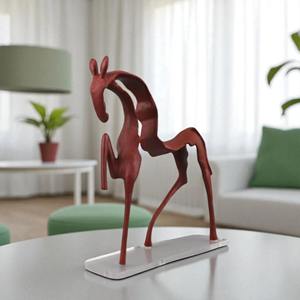 Escultura abstracta de caballo de metal rojo, pieza decorativa adecuada para la decoración del centro de la sala de estar y la decoración de la oficina, procedente de la India. - Product Image 1