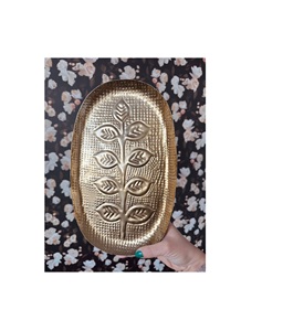 Plateau de service en laiton emblématique pour une hospitalité élégante, avec une texture raffinée, une forme élégante et un accent décoratif. - Product Image 5