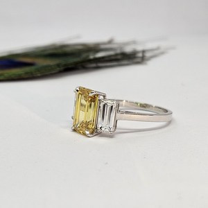Anillo de compromiso de tres piedras con diamante amarillo de corte esmeralda cultivado en laboratorio, con diamantes laterales de baguette cónicos en oro blanco macizo de lujo - Product Image 2