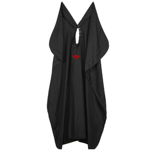 Cape de Coiffure Portable Tactus Industries Écologique, Résistante à l'Eau, Taille Ajustable, en Polyester Noir Anti-Adhérent avec Logo Rouge - Product Image 2