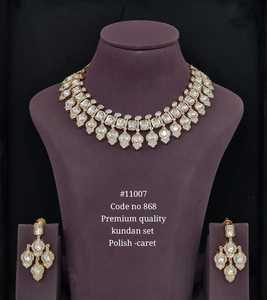 Ensemble collier et boucles d'oreilles Kundan de qualité supérieure 11007 avec pierres en zircon cubique et finition Mehandi pour mariage et fêtes - Product Image 1