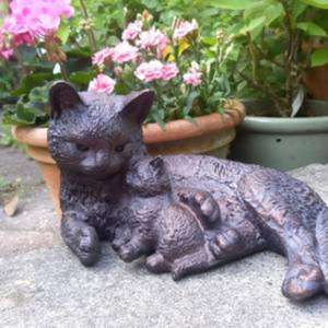 Fabricant sur mesure d'objets artisanaux, sculpture de chat avec chaton en fonte, finition bronze - Product Image 2