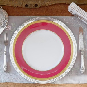 Assiette de présentation ronde en argent à motif floral élégant, idéale pour sublimer la présentation de table lors de mariages et d'événements spéciaux - Product Image 5