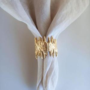 Anneaux de serviette modernes en métal doré texturé pour la décoration de table de mariage, réutilisables, design abstrait, pour la table - Product Image 1