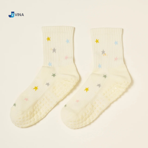 Chaussettes de Pilates ODM pour femmes, antidérapantes, en coton, chaussettes mi-mollet, motif lettres, usage quotidien, respirantes, écologiques, antibactériennes, Vietnam - Product Image 1