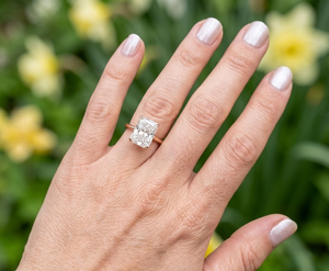 Bague de fiançailles solitaire en or massif 14 carats avec diamant de laboratoire taille radiant certifié IGI de 2,5 carats, couleur E-F, pureté VVS, sertie à griffes - Product Image 4
