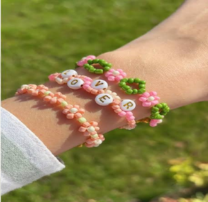สร้อยข้อมือลูกปัดสีขาวสะอาดตา ประดับด้วยลูกปัดรูปหัวใจหลากสี ติดบนการ์ดโชว์สินค้า มีจำหน่ายในราคาขายส่ง - Product Image 4