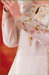 Conjunto de Kurta y Dupatta en Línea A, Pintado a Mano con Perlas Suaves - Product Image 2