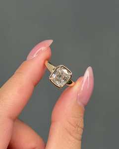 Bague de fiançailles en diamant de laboratoire taille coussin style ancien, 2,50 carats, monture bouton, certifiée IGI - Product Image 1